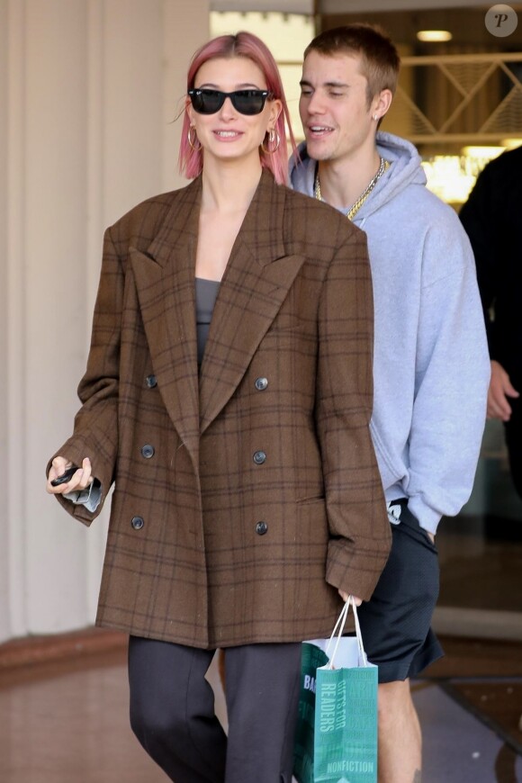 Hailey Baldwin, qui vient de se faire teindre les cheveux en rose, et son mari Justin Bieber font du shopping en amoureux à Los Angeles, avant de s'embrasser et de rejoindre leurs voitures respectives, le 11 janvier 2019.