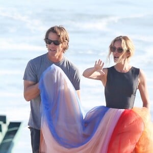 Exclusif - Julia Roberts en pleine séance photo sur la plage de Malibu. Julia semble prendre du bon temps avec l'intégralité de l'équipe. Pour l'occasion, son mari, Daniel Moder, directeur de la photographie s'est joint au tournage et a comme mission de prendre soin de la splendide jupe bleue, blanc et rouge que Julia porte. Le 20 juillet 2018