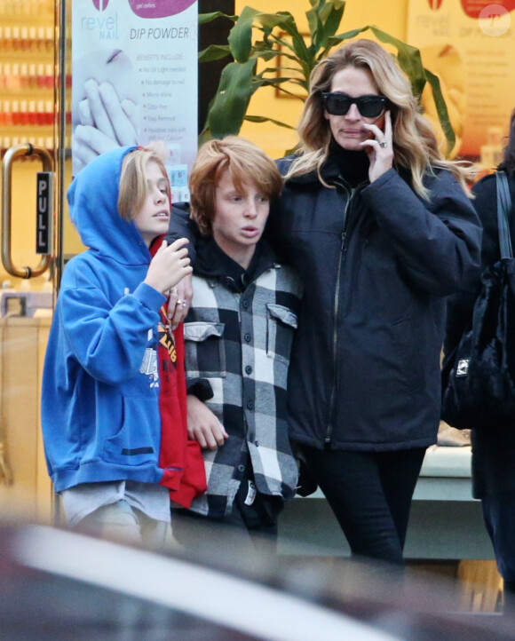 Exclusif - Julia Roberts se balade à New York avec ses enfants le 3 décembre 2018.