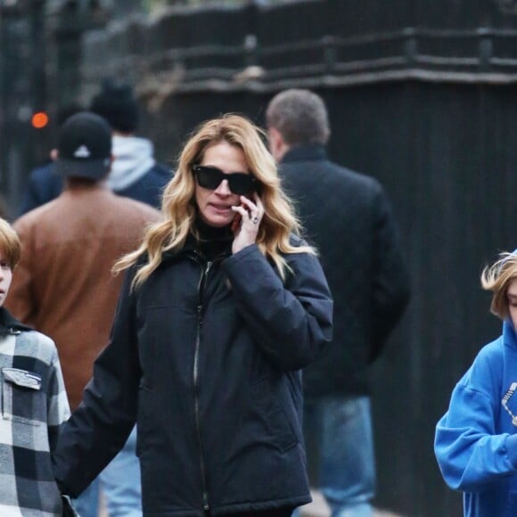 Exclusif - Julia Roberts se balade à New York avec ses enfants le 3 décembre 2018.