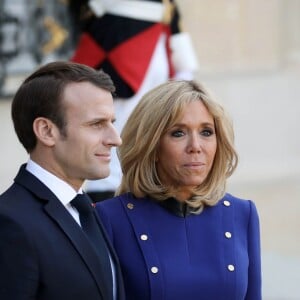 Le président Emmanuel Macron, la première dame Brigitte Macron raccompagnent le président de la République populaire de Chine Xi Jinping et sa femme Peng Liyuan à l'issue de la visite d'Etat de 2 jours qui s'achève par un entretien au palais de l'Elysée à Paris le 26 mars 2019. © Stéphane Lemouton / Bestimage