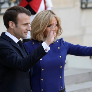 Le président Emmanuel Macron, la première dame Brigitte Macron raccompagnent le président de la République populaire de Chine Xi Jinping et sa femme Peng Liyuan à l'issue de la visite d'Etat de 2 jours qui s'achève par un entretien au palais de l'Elysée à Paris le 26 mars 2019. © Stéphane Lemouton / Bestimage