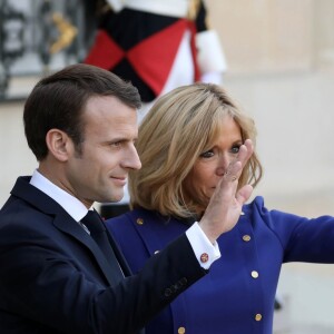 Le président Emmanuel Macron, la première dame Brigitte Macron raccompagnent le président de la République populaire de Chine Xi Jinping et sa femme Peng Liyuan à l'issue de la visite d'Etat de 2 jours qui s'achève par un entretien au palais de l'Elysée à Paris le 26 mars 2019. © Stéphane Lemouton / Bestimage