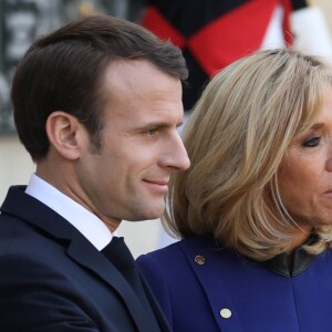 Le président Emmanuel Macron, la première dame Brigitte Macron raccompagnent le président de la République populaire de Chine Xi Jinping et sa femme Peng Liyuan à l'issue de la visite d'Etat de 2 jours qui s'achève par un entretien au palais de l'Elysée à Paris le 26 mars 2019. © Stéphane Lemouton / Bestimage