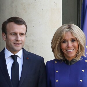 Le président Emmanuel Macron, la première dame Brigitte Macron raccompagnent le président de la République populaire de Chine Xi Jinping et sa femme Peng Liyuan à l'issue de la visite d'Etat de 2 jours qui s'achève par un entretien au palais de l'Elysée à Paris le 26 mars 2019. © Stéphane Lemouton / Bestimage