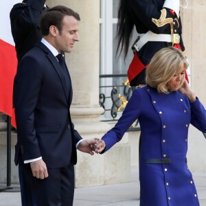 Le président Emmanuel Macron, la première dame Brigitte Macron raccompagnent le président de la République populaire de Chine Xi Jinping et sa femme Peng Liyuan à l'issue de la visite d'Etat de 2 jours qui s'achève par un entretien au palais de l'Elysée à Paris le 26 mars 2019. © Stéphane Lemouton / Bestimage