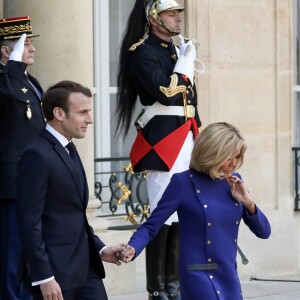 Le président Emmanuel Macron, la première dame Brigitte Macron raccompagnent le président de la République populaire de Chine Xi Jinping et sa femme Peng Liyuan à l'issue de la visite d'Etat de 2 jours qui s'achève par un entretien au palais de l'Elysée à Paris le 26 mars 2019. © Stéphane Lemouton / Bestimage