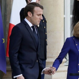 Le président Emmanuel Macron, la première dame Brigitte Macron raccompagnent le président de la République populaire de Chine Xi Jinping et sa femme Peng Liyuan à l'issue de la visite d'Etat de 2 jours qui s'achève par un entretien au palais de l'Elysée à Paris le 26 mars 2019. © Stéphane Lemouton / Bestimage