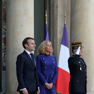 Le président Emmanuel Macron, la première dame Brigitte Macron raccompagnent le président de la République populaire de Chine Xi Jinping et sa femme Peng Liyuan à l'issue de la visite d'Etat de 2 jours qui s'achève par un entretien au palais de l'Elysée à Paris le 26 mars 2019. © Stéphane Lemouton / Bestimage