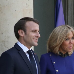 Le président Emmanuel Macron, la première dame Brigitte Macron raccompagnent le président de la République populaire de Chine Xi Jinping et sa femme Peng Liyuan à l'issue de la visite d'Etat de 2 jours qui s'achève par un entretien au palais de l'Elysée à Paris le 26 mars 2019. © Stéphane Lemouton / Bestimage