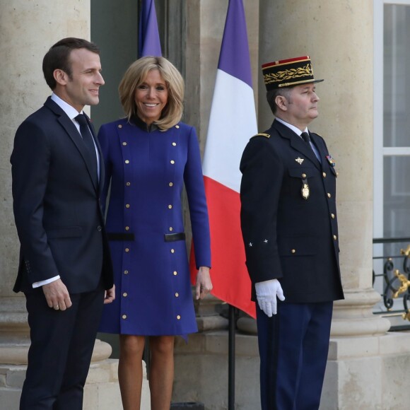 Le président Emmanuel Macron, la première dame Brigitte Macron raccompagnent le président de la République populaire de Chine Xi Jinping et sa femme Peng Liyuan à l'issue de la visite d'Etat de 2 jours qui s'achève par un entretien au palais de l'Elysée à Paris le 26 mars 2019. © Stéphane Lemouton / Bestimage