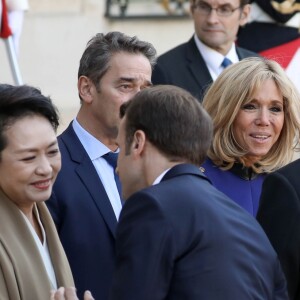 Le président Emmanuel Macron, la première dame Brigitte Macron raccompagnent le président de la République populaire de Chine Xi Jinping et sa femme Peng Liyuan à l'issue de la visite d'Etat de 2 jours qui s'achève par un entretien au palais de l'Elysée à Paris le 26 mars 2019. © Stéphane Lemouton / Bestimage