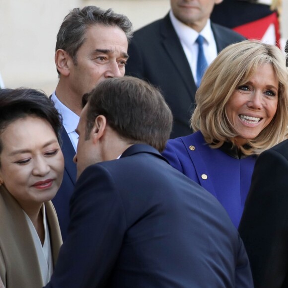 Le président Emmanuel Macron, la première dame Brigitte Macron raccompagnent le président de la République populaire de Chine Xi Jinping et sa femme Peng Liyuan à l'issue de la visite d'Etat de 2 jours qui s'achève par un entretien au palais de l'Elysée à Paris le 26 mars 2019. © Stéphane Lemouton / Bestimage