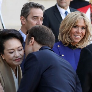 Le président Emmanuel Macron, la première dame Brigitte Macron raccompagnent le président de la République populaire de Chine Xi Jinping et sa femme Peng Liyuan à l'issue de la visite d'Etat de 2 jours qui s'achève par un entretien au palais de l'Elysée à Paris le 26 mars 2019. © Stéphane Lemouton / Bestimage