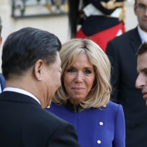 Le président Emmanuel Macron, la première dame Brigitte Macron raccompagnent le président de la République populaire de Chine Xi Jinping et sa femme Peng Liyuan à l'issue de la visite d'Etat de 2 jours qui s'achève par un entretien au palais de l'Elysée à Paris le 26 mars 2019. © Stéphane Lemouton / Bestimage