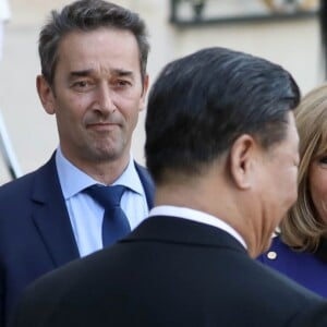 Le président Emmanuel Macron, la première dame Brigitte Macron raccompagnent le président de la République populaire de Chine Xi Jinping et sa femme Peng Liyuan à l'issue de la visite d'Etat de 2 jours qui s'achève par un entretien au palais de l'Elysée à Paris le 26 mars 2019. © Stéphane Lemouton / Bestimage