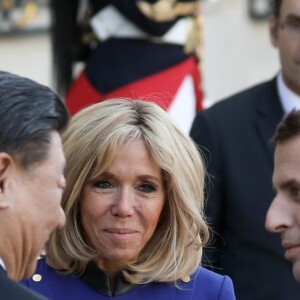 Le président Emmanuel Macron, la première dame Brigitte Macron raccompagnent le président de la République populaire de Chine Xi Jinping et sa femme Peng Liyuan à l'issue de la visite d'Etat de 2 jours qui s'achève par un entretien au palais de l'Elysée à Paris le 26 mars 2019. © Stéphane Lemouton / Bestimage