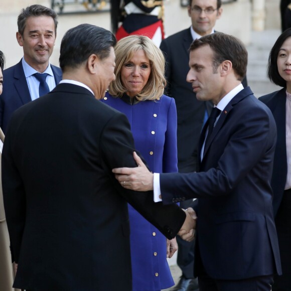 Le président Emmanuel Macron, la première dame Brigitte Macron raccompagnent le président de la République populaire de Chine Xi Jinping et sa femme Peng Liyuan à l'issue de la visite d'Etat de 2 jours qui s'achève par un entretien au palais de l'Elysée à Paris le 26 mars 2019. © Stéphane Lemouton / Bestimage