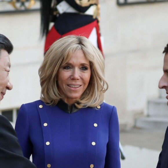 Le président Emmanuel Macron, la première dame Brigitte Macron raccompagnent le président de la République populaire de Chine Xi Jinping et sa femme Peng Liyuan à l'issue de la visite d'Etat de 2 jours qui s'achève par un entretien au palais de l'Elysée à Paris le 26 mars 2019. © Stéphane Lemouton / Bestimage