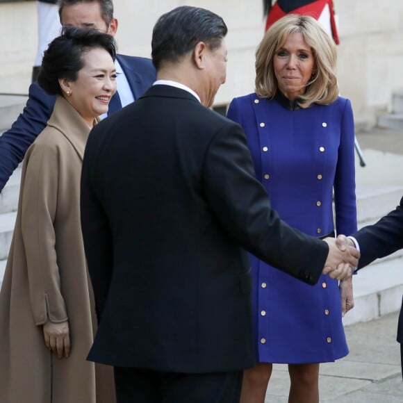 Le président Emmanuel Macron, la première dame Brigitte Macron raccompagnent le président de la République populaire de Chine Xi Jinping et sa femme Peng Liyuan à l'issue de la visite d'Etat de 2 jours qui s'achève par un entretien au palais de l'Elysée à Paris le 26 mars 2019. © Stéphane Lemouton / Bestimage