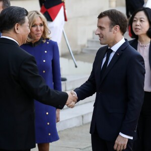 Le président Emmanuel Macron, la première dame Brigitte Macron raccompagnent le président de la République populaire de Chine Xi Jinping et sa femme Peng Liyuan à l'issue de la visite d'Etat de 2 jours qui s'achève par un entretien au palais de l'Elysée à Paris le 26 mars 2019. © Stéphane Lemouton / Bestimage