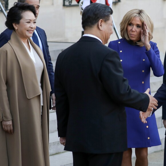 Le président Emmanuel Macron, la première dame Brigitte Macron raccompagnent le président de la République populaire de Chine Xi Jinping et sa femme Peng Liyuan à l'issue de la visite d'Etat de 2 jours qui s'achève par un entretien au palais de l'Elysée à Paris le 26 mars 2019. © Stéphane Lemouton / Bestimage