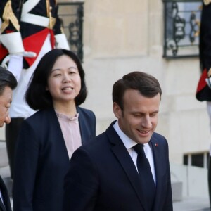 Le président Emmanuel Macron, la première dame Brigitte Macron raccompagnent le président de la République populaire de Chine Xi Jinping et sa femme Peng Liyuan à l'issue de la visite d'Etat de 2 jours qui s'achève par un entretien au palais de l'Elysée à Paris le 26 mars 2019. © Stéphane Lemouton / Bestimage