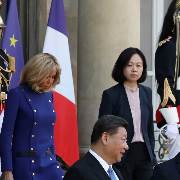 Le président Emmanuel Macron, la première dame Brigitte Macron raccompagnent le président de la République populaire de Chine Xi Jinping et sa femme Peng Liyuan à l'issue de la visite d'Etat de 2 jours qui s'achève par un entretien au palais de l'Elysée à Paris le 26 mars 2019. © Stéphane Lemouton / Bestimage