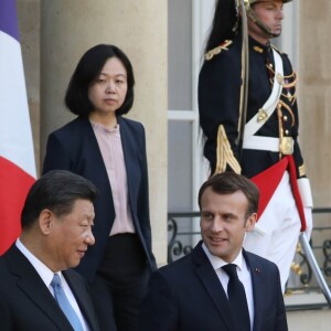 Le président Emmanuel Macron, la première dame Brigitte Macron raccompagnent le président de la République populaire de Chine Xi Jinping et sa femme Peng Liyuan à l'issue de la visite d'Etat de 2 jours qui s'achève par un entretien au palais de l'Elysée à Paris le 26 mars 2019. © Stéphane Lemouton / Bestimage