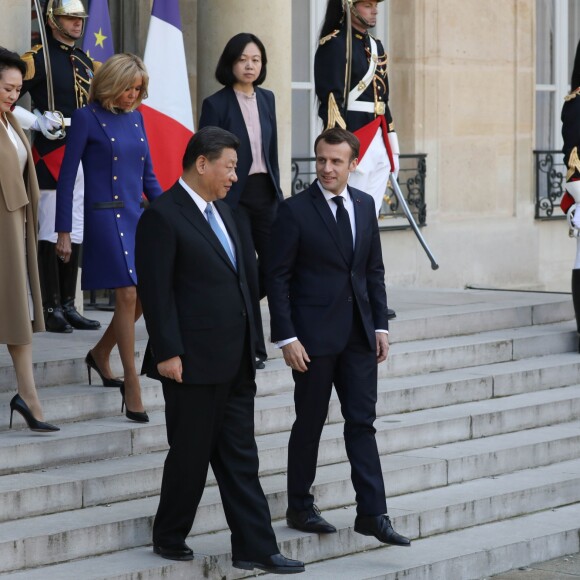 Le président Emmanuel Macron, la première dame Brigitte Macron raccompagnent le président de la République populaire de Chine Xi Jinping et sa femme Peng Liyuan à l'issue de la visite d'Etat de 2 jours qui s'achève par un entretien au palais de l'Elysée à Paris le 26 mars 2019. © Stéphane Lemouton / Bestimage