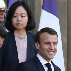 Le président Emmanuel Macron, la première dame Brigitte Macron raccompagnent le président de la République populaire de Chine Xi Jinping et sa femme Peng Liyuan à l'issue de la visite d'Etat de 2 jours qui s'achève par un entretien au palais de l'Elysée à Paris le 26 mars 2019. © Stéphane Lemouton / Bestimage