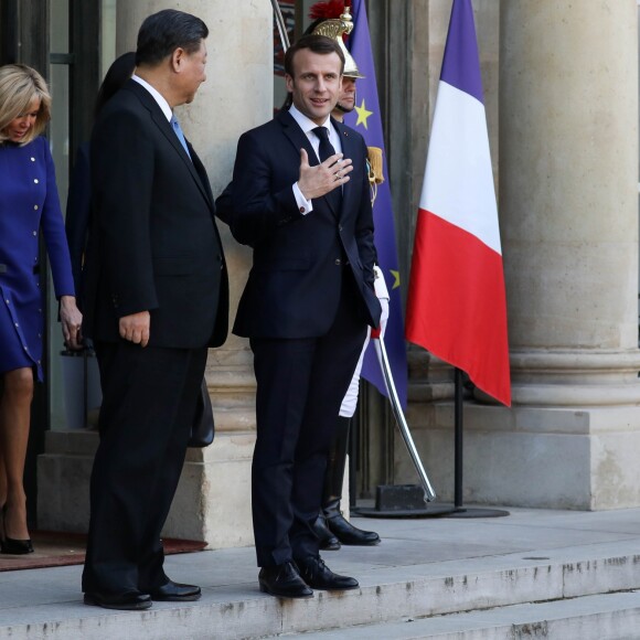 Le président Emmanuel Macron, la première dame Brigitte Macron raccompagnent le président de la République populaire de Chine Xi Jinping et sa femme Peng Liyuan à l'issue de la visite d'Etat de 2 jours qui s'achève par un entretien au palais de l'Elysée à Paris le 26 mars 2019. © Stéphane Lemouton / Bestimage