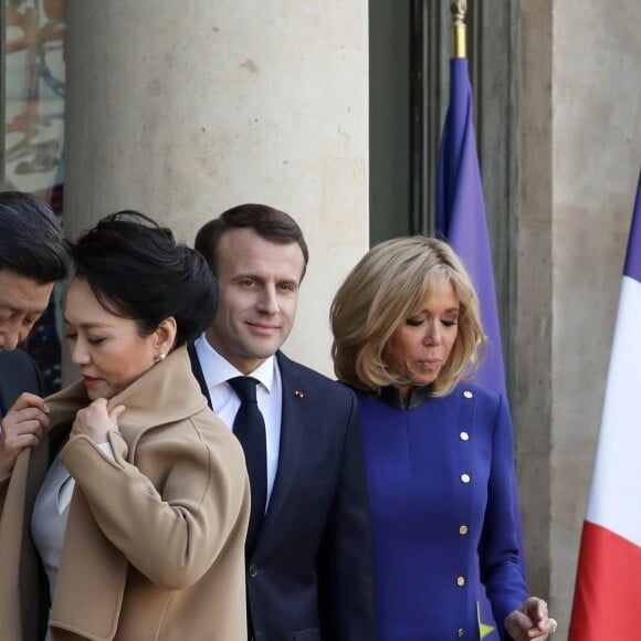 Le président Emmanuel Macron, la première dame Brigitte Macron raccompagnent le président de la République populaire de Chine Xi Jinping et sa femme Peng Liyuan à l'issue de la visite d'Etat de 2 jours qui s'achève par un entretien au palais de l'Elysée à Paris le 26 mars 2019. © Stéphane Lemouton / Bestimage