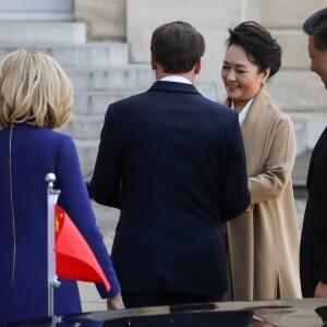 LLe président Emmanuel Macron, la première dame Brigitte Macron raccompagnent le président de la République populaire de Chine Xi Jinping et sa femme Peng Liyuan à l'issue de la visite d'Etat de 2 jours qui s'achève par un entretien au palais de l'Elysée à Paris le 26 mars 2019. © Stéphane Lemouton / Bestimage