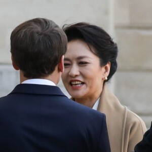 Le président Emmanuel Macron, la première dame Brigitte Macron raccompagnent le président de la République populaire de Chine Xi Jinping et sa femme Peng Liyuan à l'issue de la visite d'Etat de 2 jours qui s'achève par un entretien au palais de l'Elysée à Paris le 26 mars 2019. © Stéphane Lemouton / Bestimage