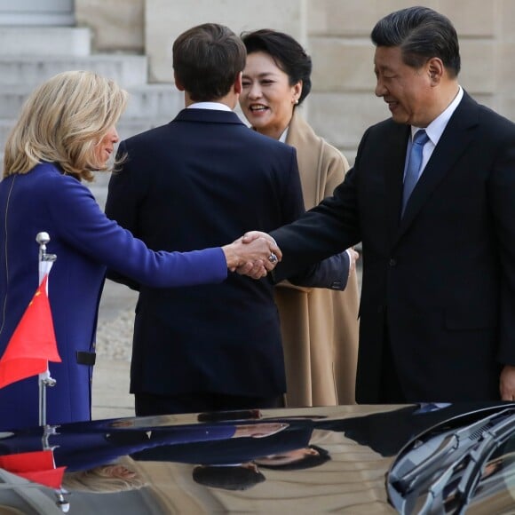 Le président Emmanuel Macron, la première dame Brigitte Macron raccompagnent le président de la République populaire de Chine Xi Jinping et sa femme Peng Liyuan à l'issue de la visite d'Etat de 2 jours qui s'achève par un entretien au palais de l'Elysée à Paris le 26 mars 2019. © Stéphane Lemouton / Bestimage