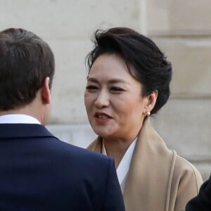 Le président Emmanuel Macron, la première dame Brigitte Macron raccompagnent le président de la République populaire de Chine Xi Jinping et sa femme Peng Liyuan à l'issue de la visite d'Etat de 2 jours qui s'achève par un entretien au palais de l'Elysée à Paris le 26 mars 2019. © Stéphane Lemouton / Bestimage