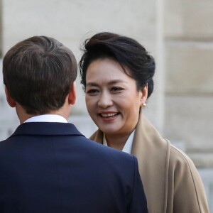 Le président Emmanuel Macron, la première dame Brigitte Macron raccompagnent le président de la République populaire de Chine Xi Jinping et sa femme Peng Liyuan à l'issue de la visite d'Etat de 2 jours qui s'achève par un entretien au palais de l'Elysée à Paris le 26 mars 2019. © Stéphane Lemouton / Bestimage