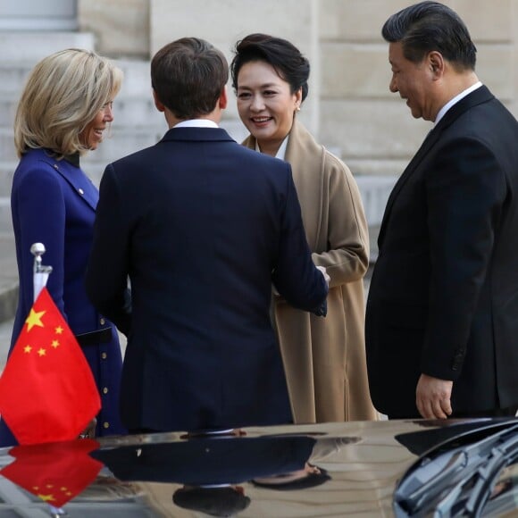 Le président Emmanuel Macron, la première dame Brigitte Macron raccompagnent le président de la République populaire de Chine Xi Jinping et sa femme Peng Liyuan à l'issue de la visite d'Etat de 2 jours qui s'achève par un entretien au palais de l'Elysée à Paris le 26 mars 2019. © Stéphane Lemouton / Bestimage