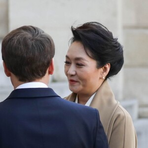 Le président Emmanuel Macron, la première dame Brigitte Macron raccompagnent le président de la République populaire de Chine Xi Jinping et sa femme Peng Liyuan à l'issue de la visite d'Etat de 2 jours qui s'achève par un entretien au palais de l'Elysée à Paris le 26 mars 2019. © Stéphane Lemouton / Bestimage