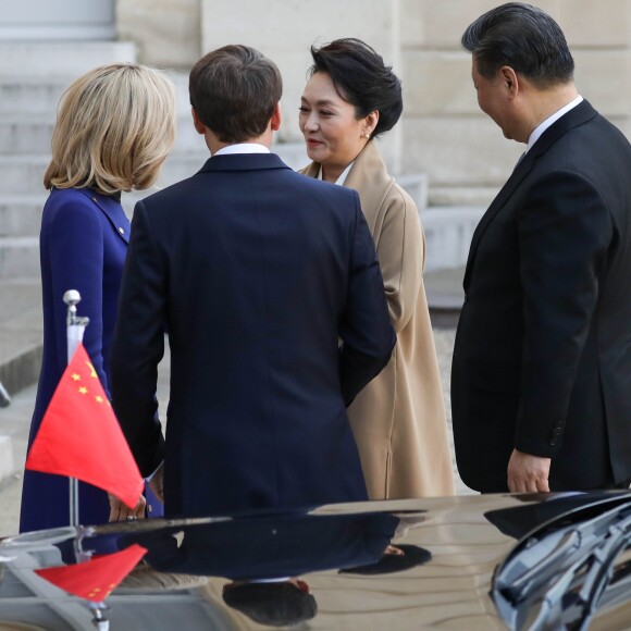 Le président Emmanuel Macron, la première dame Brigitte Macron raccompagnent le président de la République populaire de Chine Xi Jinping et sa femme Peng Liyuan à l'issue de la visite d'Etat de 2 jours qui s'achève par un entretien au palais de l'Elysée à Paris le 26 mars 2019. © Stéphane Lemouton / Bestimage