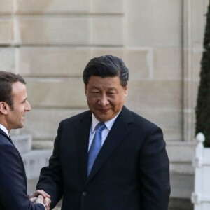 Le président Emmanuel Macron, la première dame Brigitte Macron raccompagnent le président de la République populaire de Chine Xi Jinping et sa femme Peng Liyuan à l'issue de la visite d'Etat de 2 jours qui s'achève par un entretien au palais de l'Elysée à Paris le 26 mars 2019. © Stéphane Lemouton / Bestimage