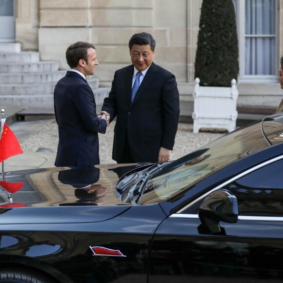 Le président Emmanuel Macron, la première dame Brigitte Macron raccompagnent le président de la République populaire de Chine Xi Jinping et sa femme Peng Liyuan à l'issue de la visite d'Etat de 2 jours qui s'achève par un entretien au palais de l'Elysée à Paris le 26 mars 2019. © Stéphane Lemouton / Bestimage