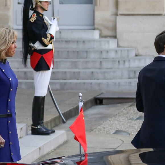 Le président Emmanuel Macron, la première dame Brigitte Macron raccompagnent le président de la République populaire de Chine Xi Jinping et sa femme Peng Liyuan à l'issue de la visite d'Etat de 2 jours qui s'achève par un entretien au palais de l'Elysée à Paris le 26 mars 2019. © Stéphane Lemouton / Bestimage