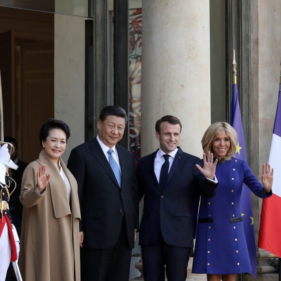 Le président Emmanuel Macron, la première dame Brigitte Macron raccompagnent le président de la République populaire de Chine Xi Jinping et sa femme Peng Liyuan à l'issue de la visite d'Etat de 2 jours qui s'achève par un entretien au palais de l'Elysée à Paris le 26 mars 2019. © Stéphane Lemouton / Bestimage