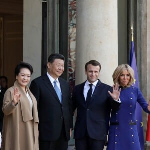 Le président Emmanuel Macron, la première dame Brigitte Macron raccompagnent le président de la République populaire de Chine Xi Jinping et sa femme Peng Liyuan à l'issue de la visite d'Etat de 2 jours qui s'achève par un entretien au palais de l'Elysée à Paris le 26 mars 2019. © Stéphane Lemouton / Bestimage