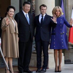 Le président Emmanuel Macron, la première dame Brigitte Macron raccompagnent le président de la République populaire de Chine Xi Jinping et sa femme Peng Liyuan à l'issue de la visite d'Etat de 2 jours qui s'achève par un entretien au palais de l'Elysée à Paris le 26 mars 2019. © Stéphane Lemouton / Bestimage