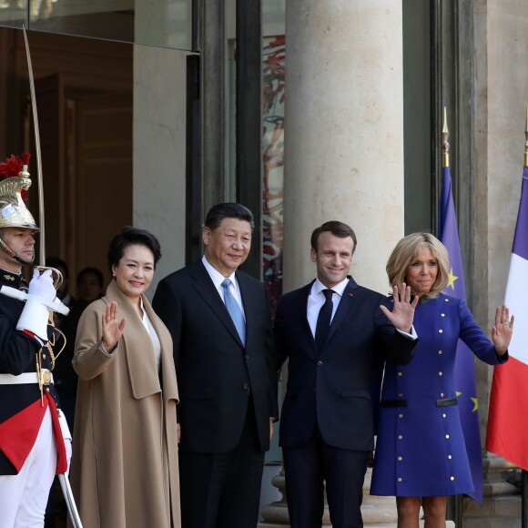 Le président Emmanuel Macron, la première dame Brigitte Macron raccompagnent le président de la République populaire de Chine Xi Jinping et sa femme Peng Liyuan à l'issue de la visite d'Etat de 2 jours qui s'achève par un entretien au palais de l'Elysée à Paris le 26 mars 2019. © Stéphane Lemouton / Bestimage