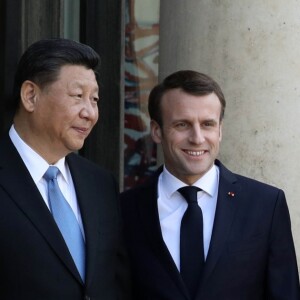 Le président Emmanuel Macron, la première dame Brigitte Macron raccompagnent le président de la République populaire de Chine Xi Jinping et sa femme Peng Liyuan à l'issue de la visite d'Etat de 2 jours qui s'achève par un entretien au palais de l'Elysée à Paris le 26 mars 2019. © Stéphane Lemouton / Bestimage