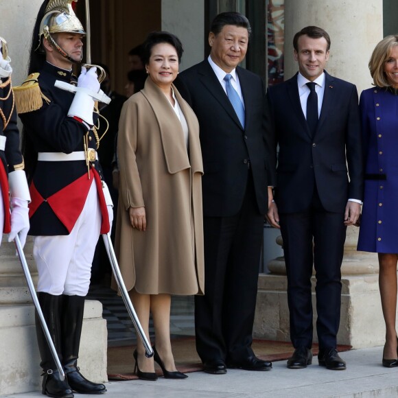 Le président Emmanuel Macron, la première dame Brigitte Macron raccompagnent le président de la République populaire de Chine Xi Jinping et sa femme Peng Liyuan à l'issue de la visite d'Etat de 2 jours qui s'achève par un entretien au palais de l'Elysée à Paris le 26 mars 2019. © Stéphane Lemouton / Bestimage